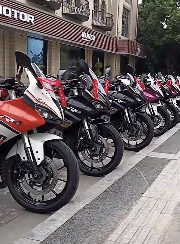 qjmotor赛250是钱江发布的一台小排量仿赛车型,它实惠的价格,犀利的