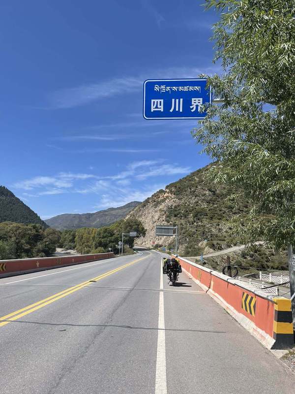 进入四川界了人家牧民的小摩托上山下坡走草地,再看看我的笨家伙.