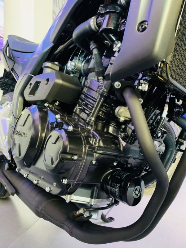 豪爵xcr300搭载300cc异步双缸水冷发动机,这款发动机的表现非常优秀