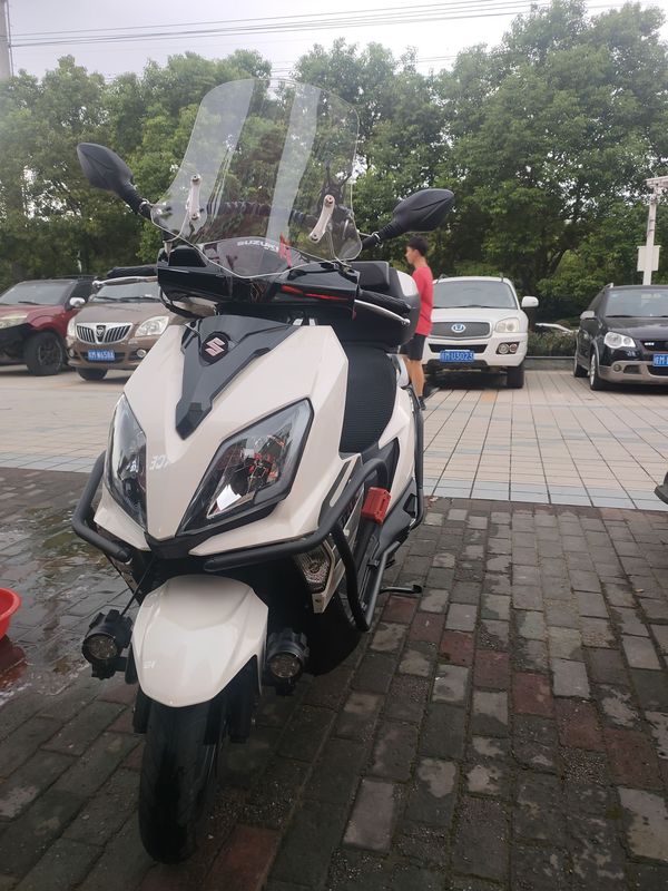 小小白色铃木uy125