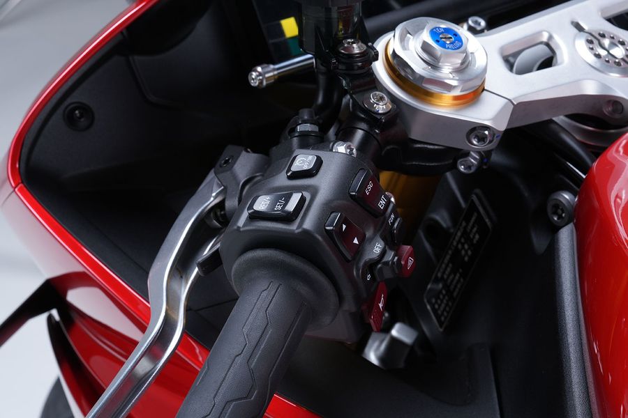 深度解析】ZXMOTO 820RR：4万价位性能猛兽？三缸135匹+全可调悬挂