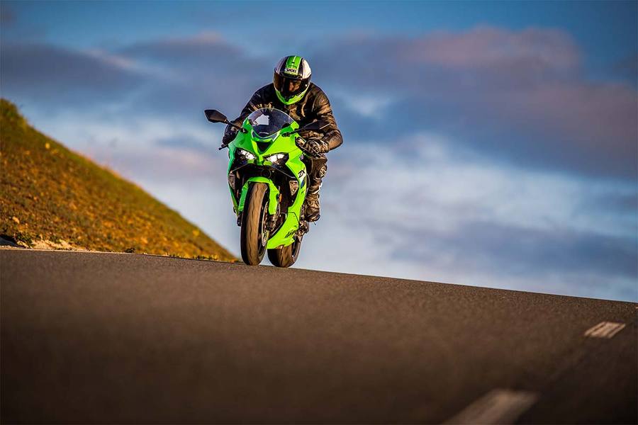 129匹四缸狂徒，赛道猛兽下凡，街道也能撒野——2026款川崎ZX-6R