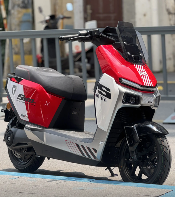 万元预算电摩怎么选？雅迪星舰150L对比九号M5 125双电！,摩托范