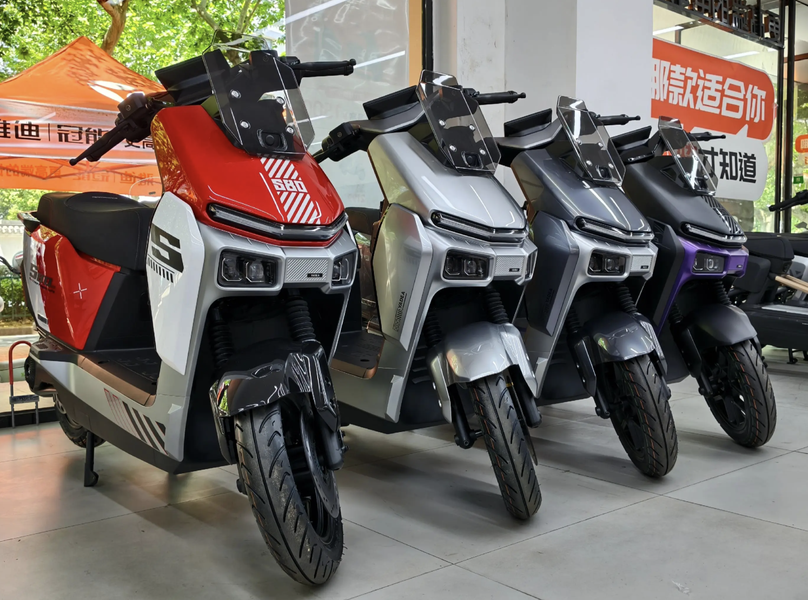 万元预算电摩怎么选？雅迪星舰150L对比九号M5 125双电！,摩托范