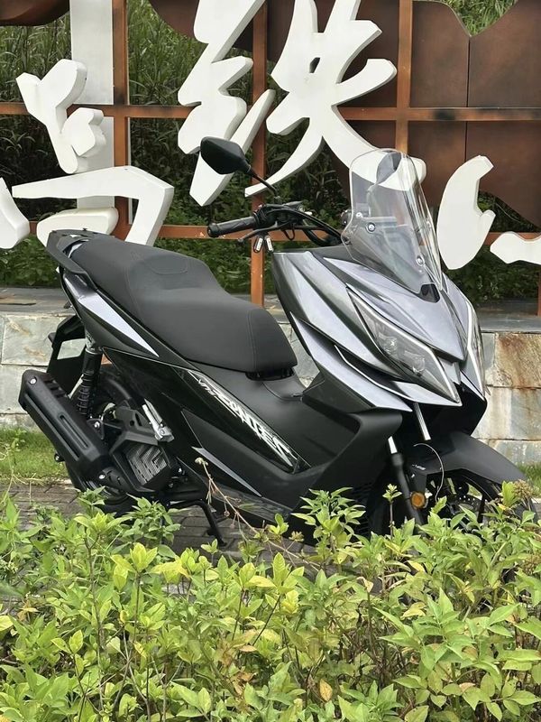 升仕175V杀到！11800元配TCS+ABS，踏板圈这回真要变天了？