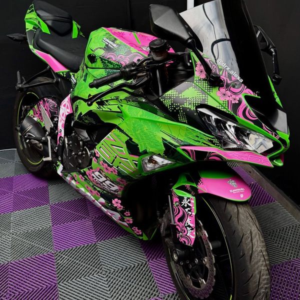 粉绿撞色版画｜这台川崎ZX-6R，把樱花与龙纹画满车身