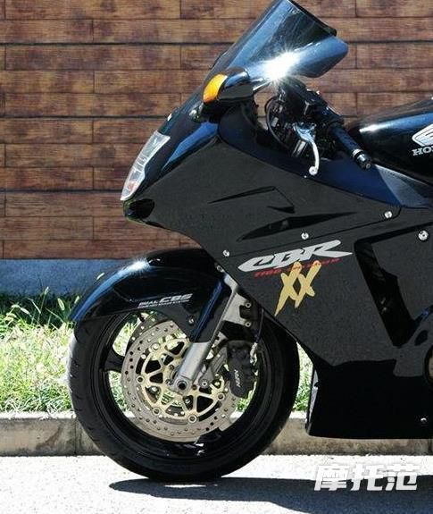 最速机车排行榜top7一代神车 "黑鸟"本田cbr1100xx 极速 320km/h