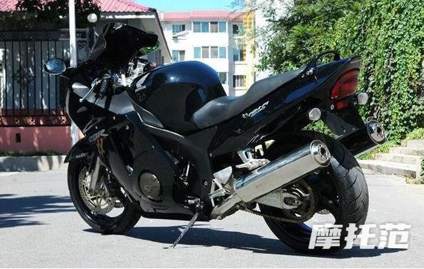 最速机车排行榜top7一代神车 "黑鸟"本田cbr1100xx 极速 320km/h