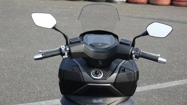 27990元,国产跨界踏板的天花板,大阳v锐350