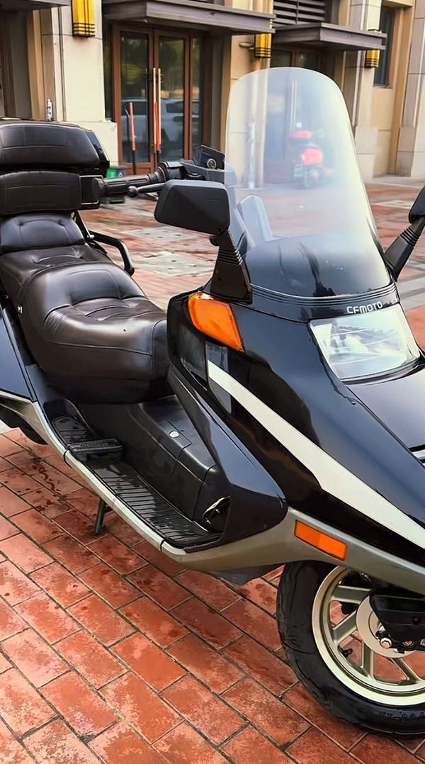 公元1999年,春风发布首款处女座cf250-t大绵羊摩托车,在此之前大踏板