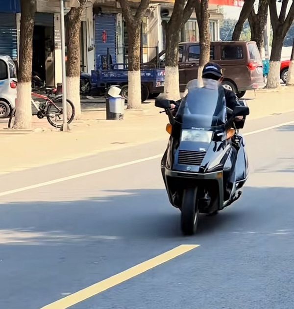 公元1999年,春风发布首款处女座cf250-t大绵羊摩托车,在此之前大踏板