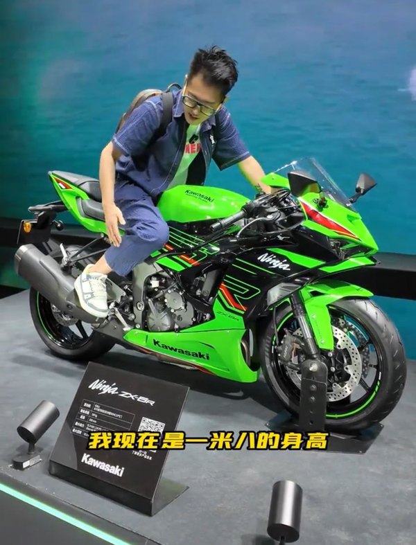 川崎小牛引进了，现场预定，ZX-6R定价10.98万，摩友们香吗!,摩托范