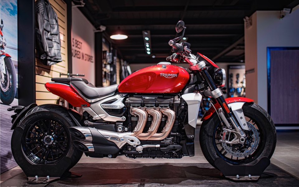 2500cc排量的凯旋火箭售价28万值吗?骑行感和油耗测试