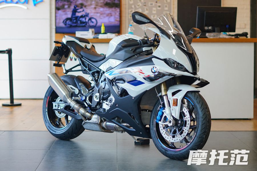 宝马S 1000 RR与川崎大牛Ninja ZX-10R：一场高性能摩托车的横评对决,摩托范