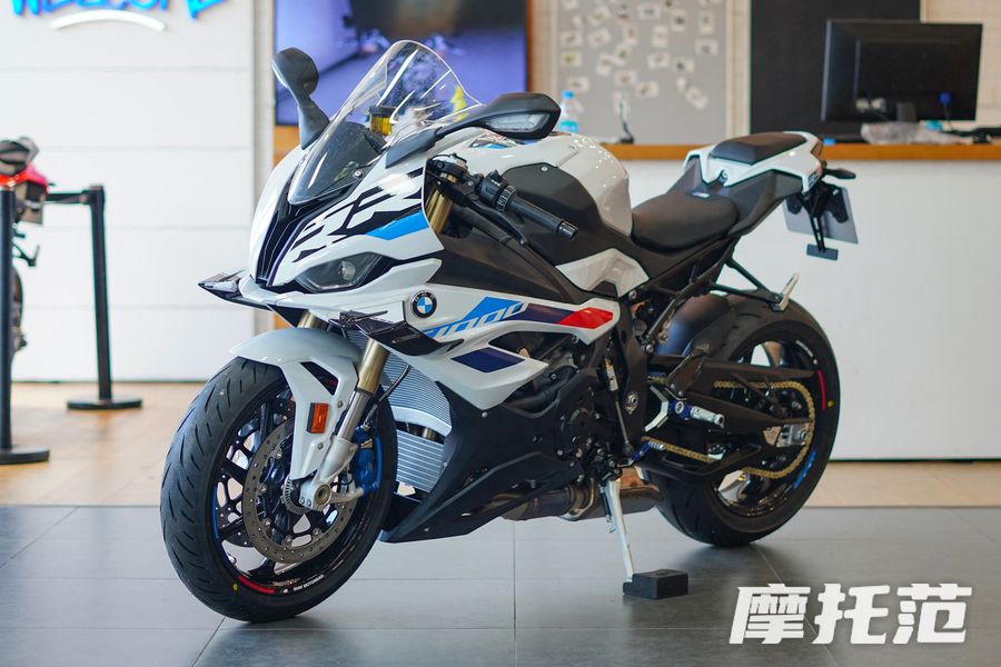 宝马S 1000 RR与川崎大牛Ninja ZX-10R：一场高性能摩托车的横评对决,摩托范