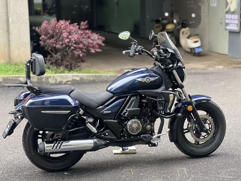 豪爵tr300,是豪爵摩托品牌旗下一款双缸小排量级巡航太子机车,外观