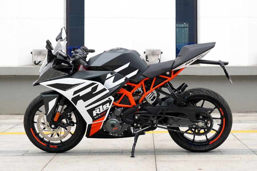 在繁华的城市街头,一辆摩托车如同闪电,穿梭于车流之中,那就是ktmr2r