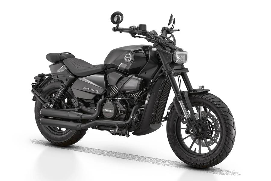 在万众瞩目的重庆国际摩托车博览会