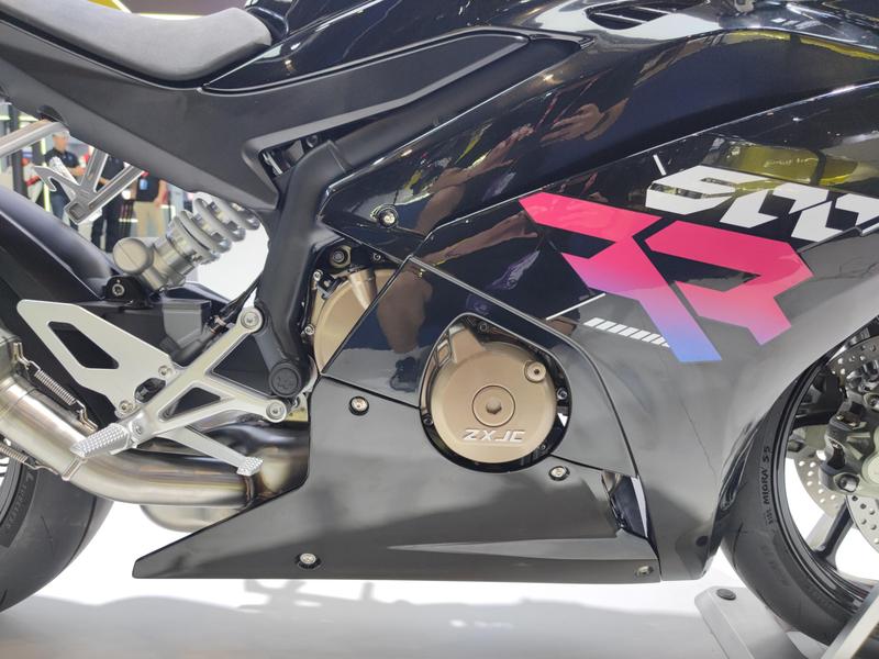 张雪机车品牌在摩博会的惊艳亮相，首款车型——ZX-500RR,摩托范