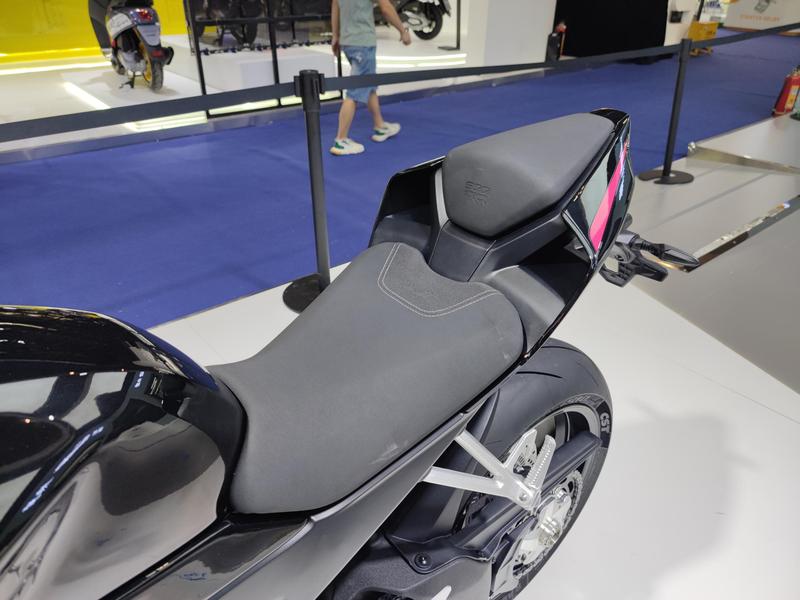 张雪机车品牌在摩博会的惊艳亮相，首款车型——ZX-500RR,摩托范