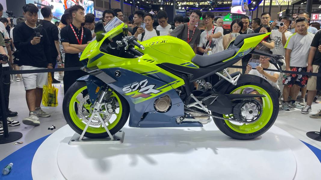 张雪机车品牌在摩博会的惊艳亮相，首款车型——ZX-500RR,摩托范
