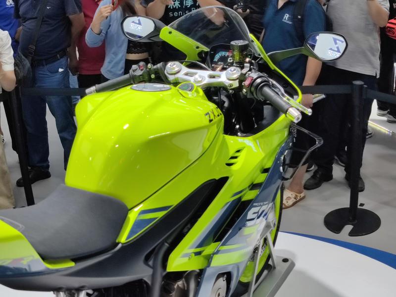 张雪机车品牌在摩博会的惊艳亮相，首款车型——ZX-500RR,摩托范