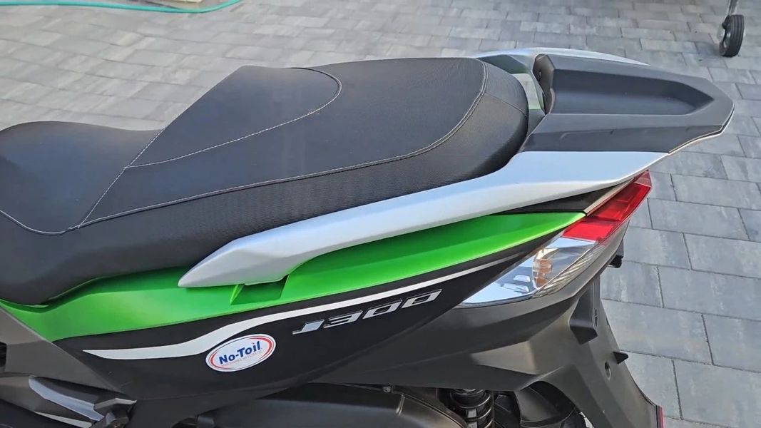 跨界踏板车的潜力股,川崎j300,配abs,不止于外观,更胜在性能