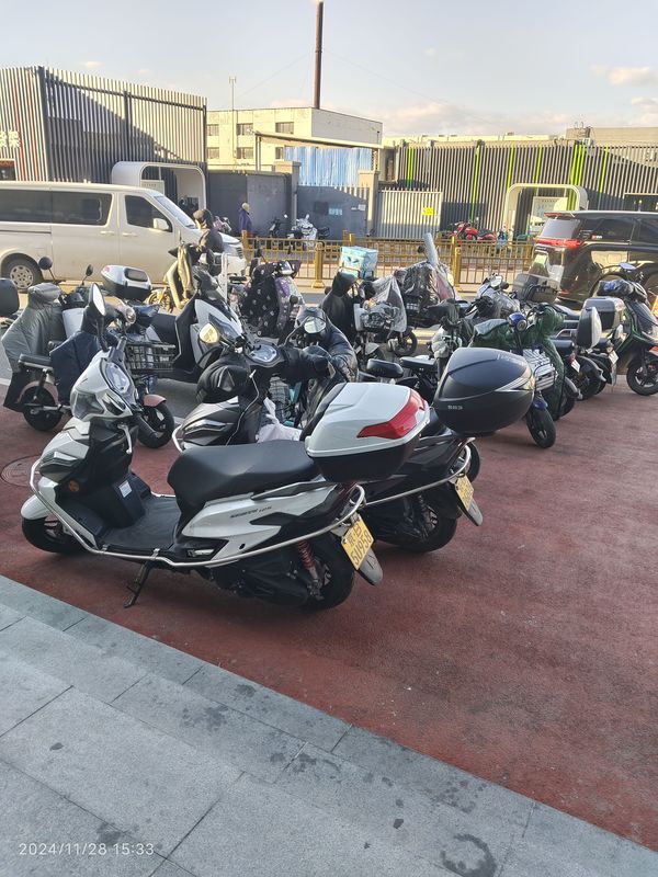 豪爵usr安装夏德39尾箱固定方式与尾箱评测