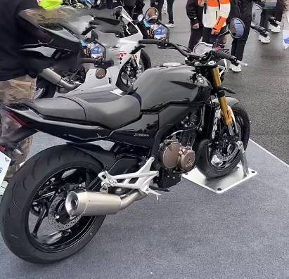 张雪机车双雄出击：ZX-500F复古街车与ZX-820RR性能猛兽的破局之道！