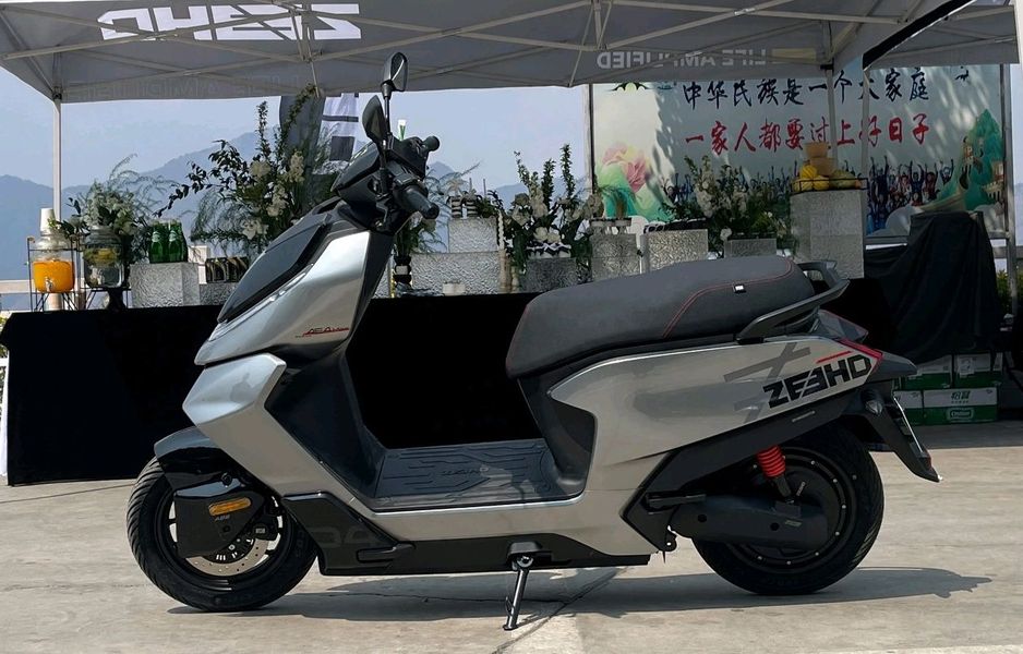极核AE4 25款Max：时尚外观下的强大性能揭秘,摩托范