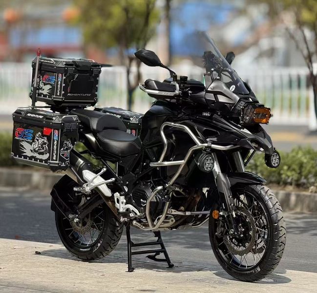 骑摩托车是为了放松,减压,欣赏沿途的风景,从而达到让自己愉悦的一种