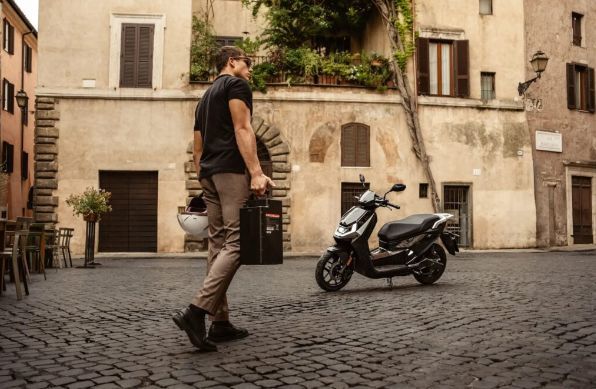 Kawasaki 中量级跑车——2025款Ninja ZX-6R,摩托范