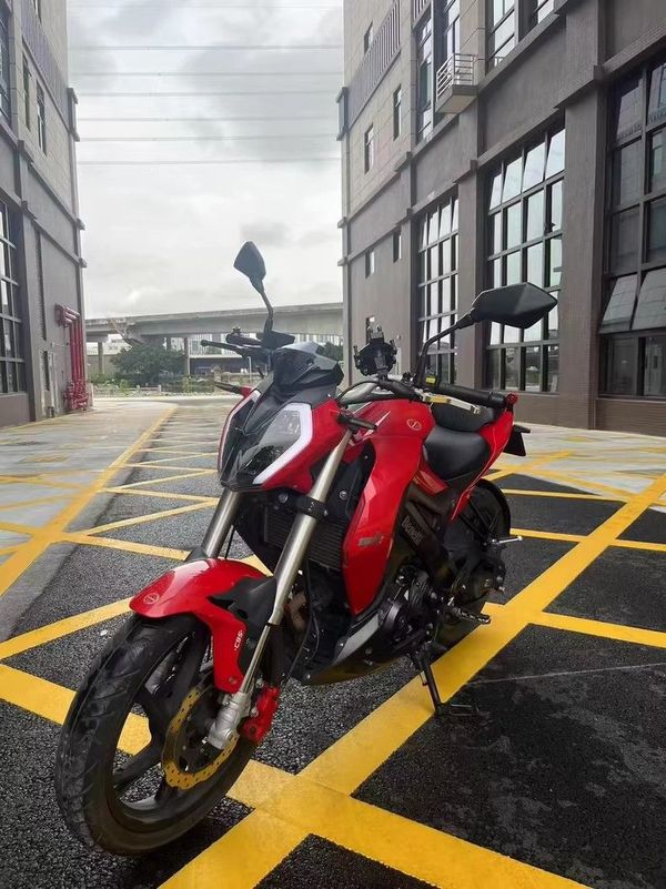 街上一抹红色小旋风,贝纳利这个车太酷!