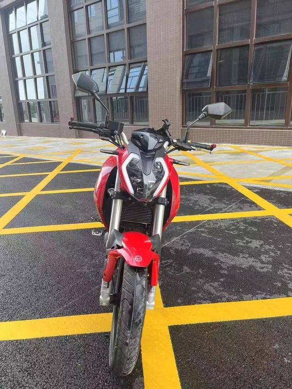 街上一抹红色小旋风,贝纳利这个车太酷!