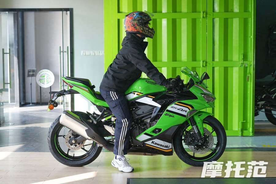 5.98万！川崎四缸突然挥刀自砍一万，ZX-4R直接杀成进口仿赛地板价！