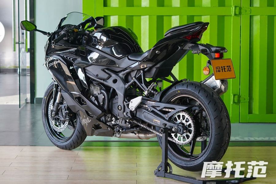 5.98万！川崎四缸突然挥刀自砍一万，ZX-4R直接杀成进口仿赛地板价！