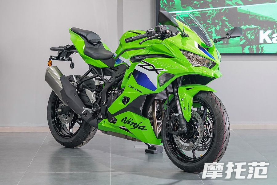 川崎ZX-4R vs 赛921：7万级四缸选择题，选高转祖宗还是国产肌肉猛男