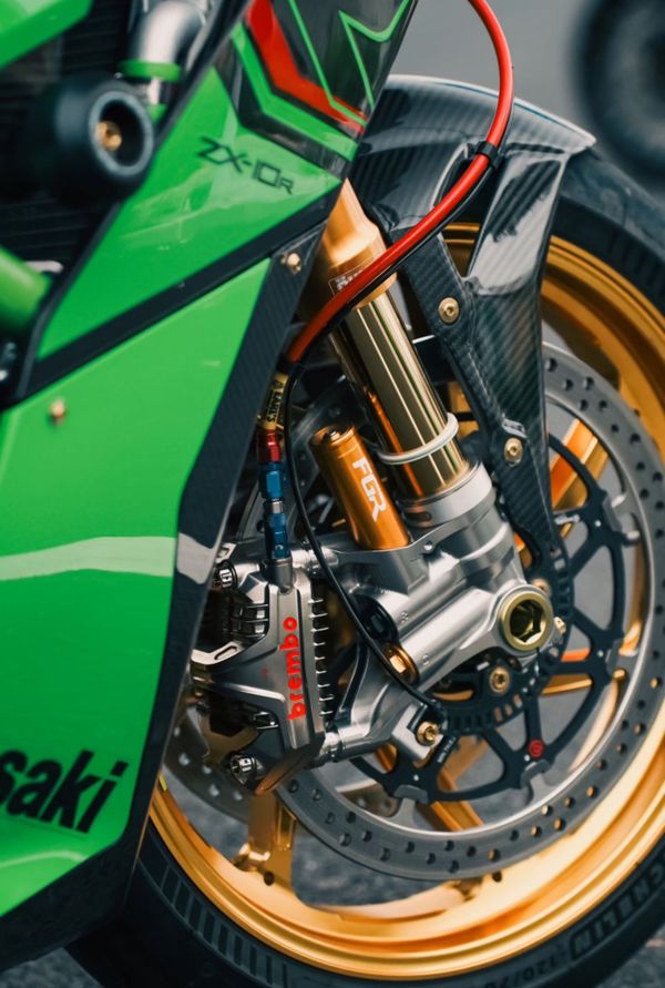 直降6万破20万！川崎ZX-10R“大牛”：定风翼+电子巡航，公升仿赛性价比之