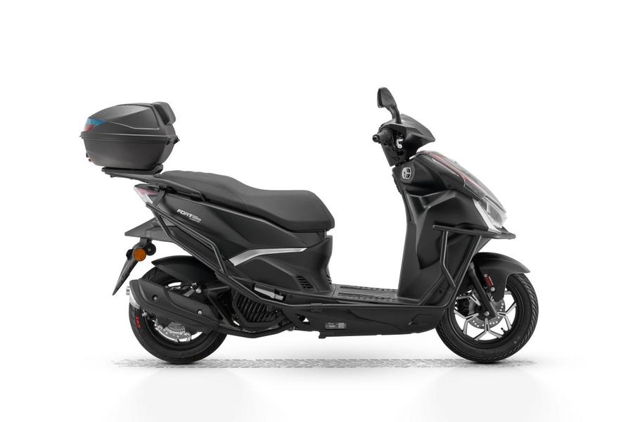 在2024年中国摩博会上,钱江摩托推出了一款备受瞩目的踏板摩托车