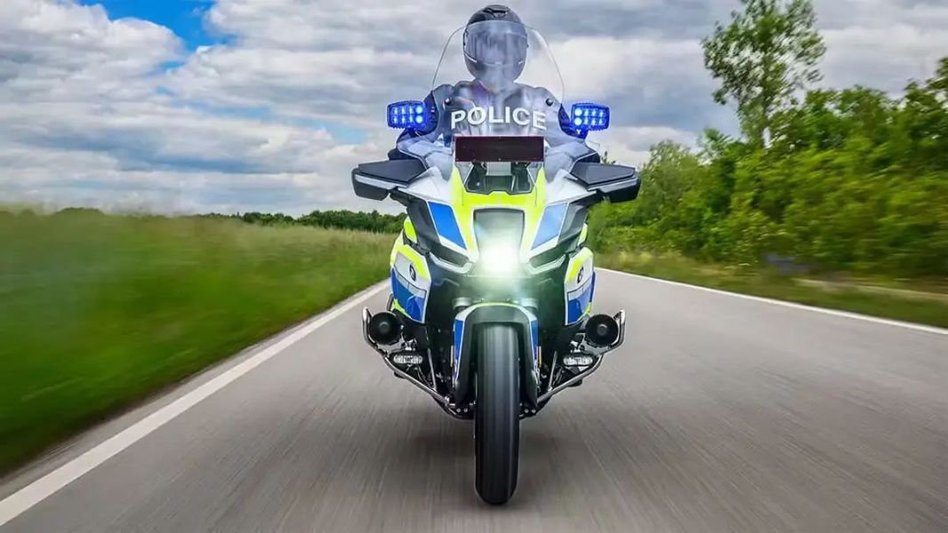 p警用摩托车!极速超230,标配蓝光警报 罚单套餐
