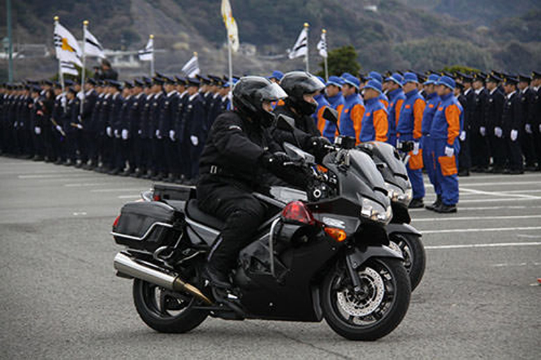 日本警察的忍者摩托车部队9种警用摩托像印度军队那样搞比赛