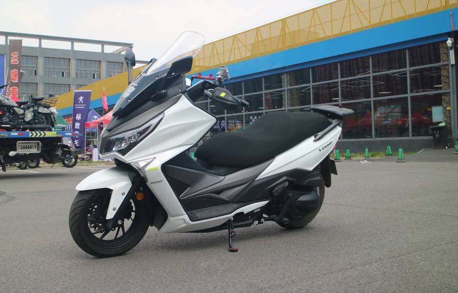 光阳加入降价大潮,大型踏板车市场争夺日趋激烈,谁会受益?