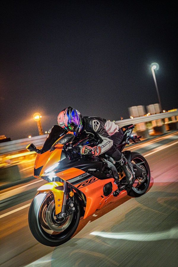 【原来,这款雅马哈r6加长了后摇臂之后,车身轴距提升,完全不会出现"