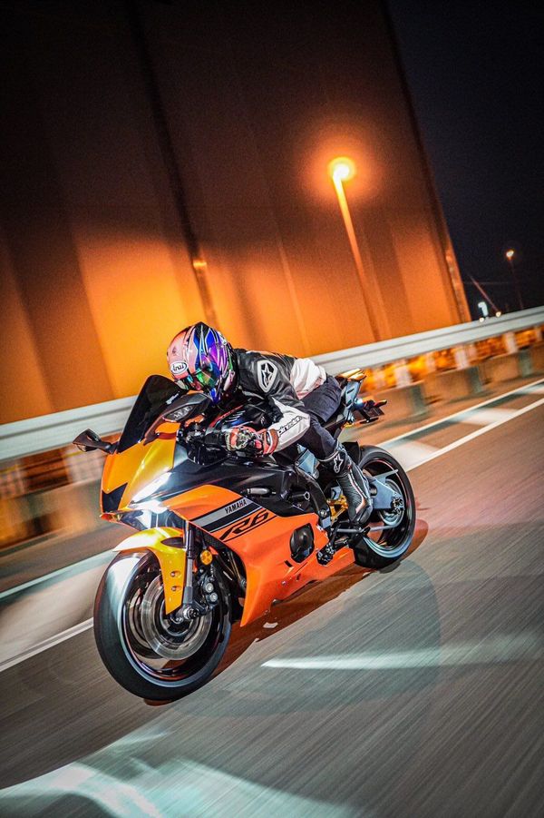 【原来,这款雅马哈r6加长了后摇臂之后,车身轴距提升,完全不会出现"