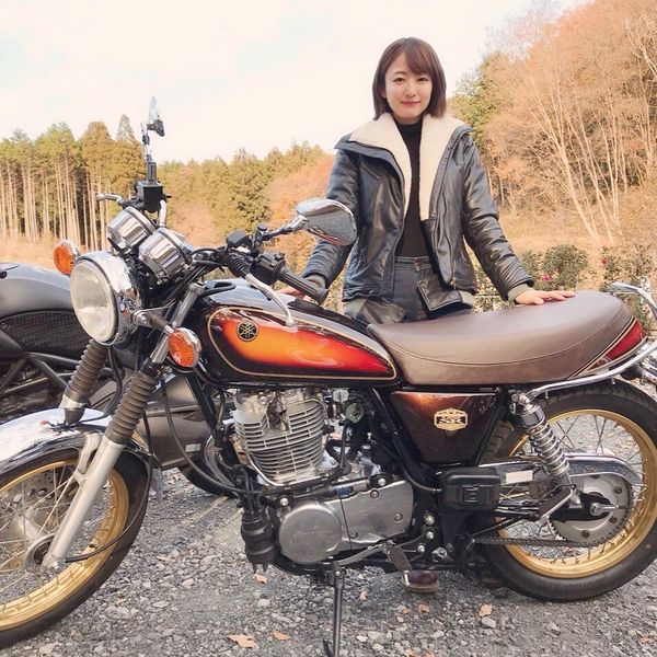 日本女主持滝菜月的本田cbr250rr和雅马哈sr400