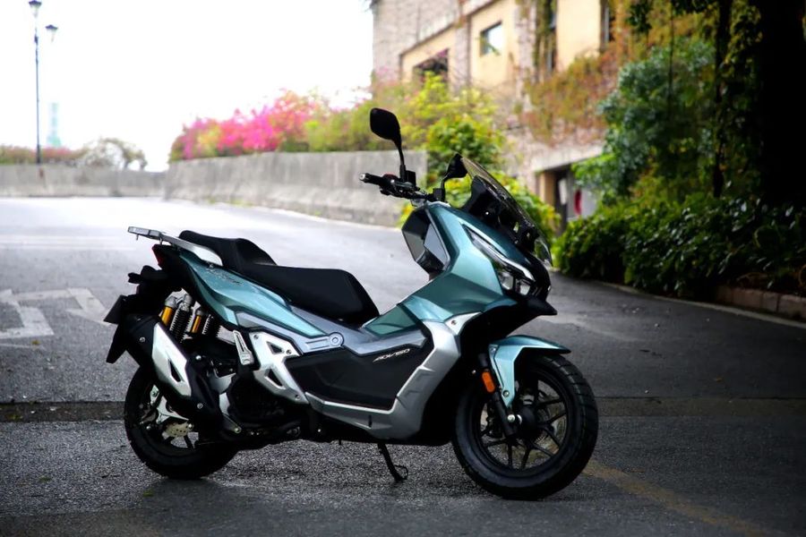 在整车外形方面,大阳v锐adv150 完全脱离了踏板车型的设计脉络,高挑的