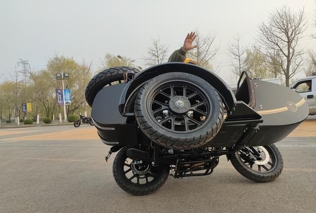 不吹不黑聊摩托银钢300侉子既有亮点也有不足