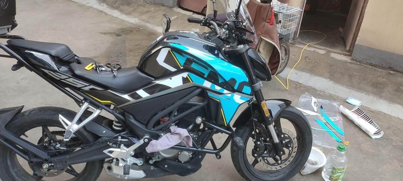 黑色春风250nk大变身!diy车贴后简直帅炸了