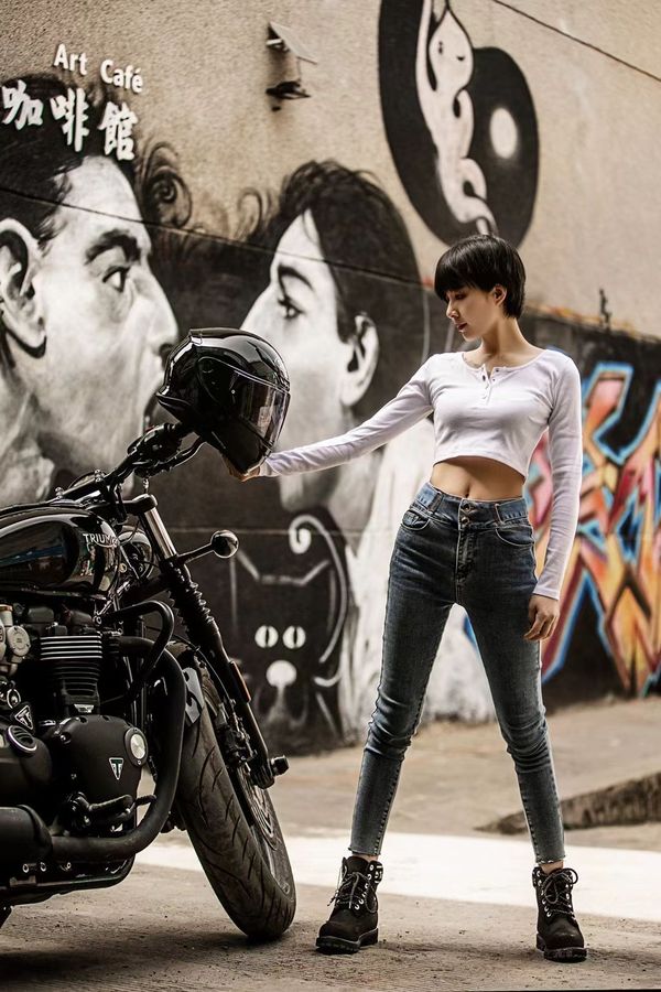 你喜欢的短发女骑在这里