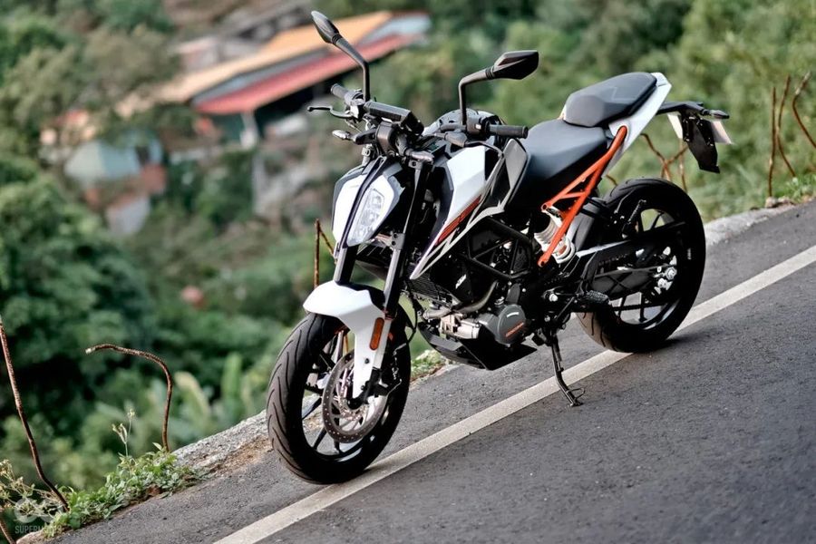 新款ktm125/250duke諜照曝光車架,減震,平叉大改款